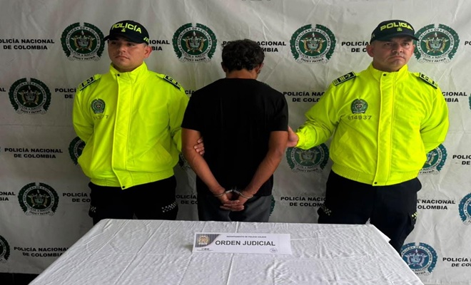 Policías de SIJIN custodian persona capturada 