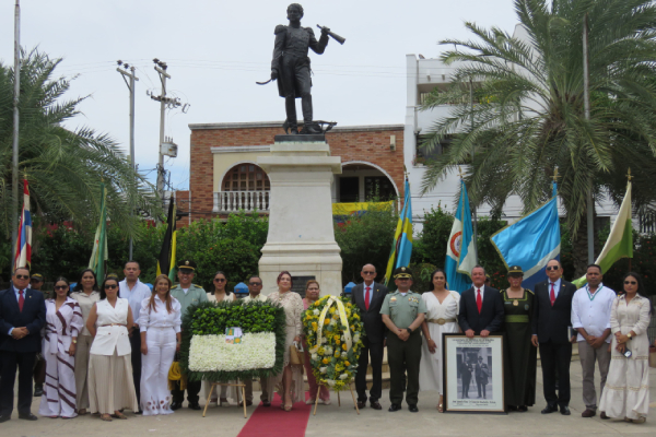 Autoridades Departamentales y Policía en el aniversario 61