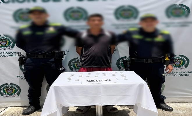 dos uniformados de la Policía nacional y una  persona capturado por el delito 