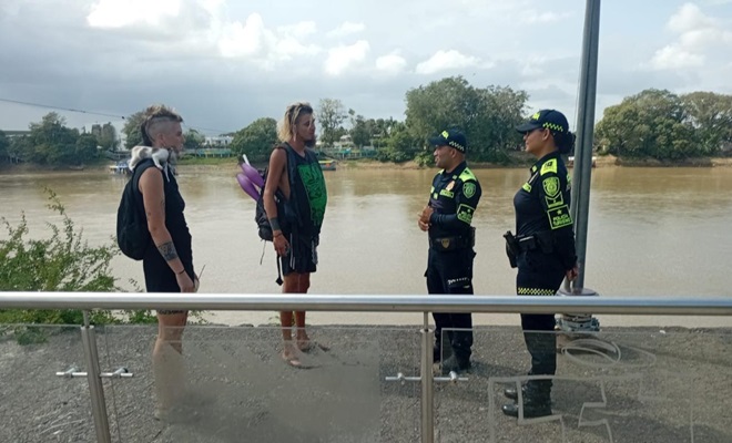 Polic&iacute;as y ciudadan&iacute;a a orillas del r&iacute;o Sin&uacute;