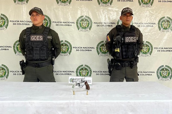 Dos Policías y la incautación de un arma de fuego tipo revolver