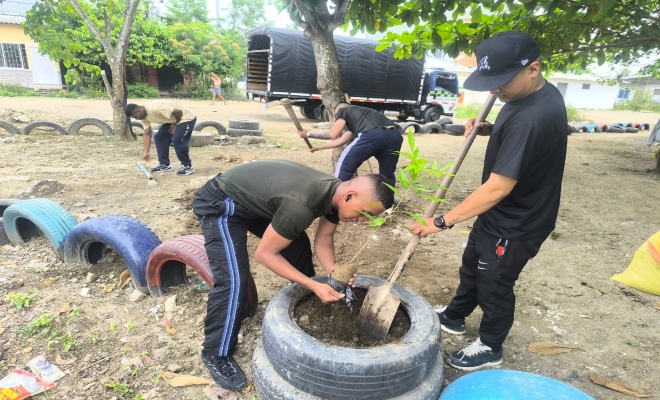La Policía Nacional lidera jornada de recuperación ambiental en el barrio Villa Cielo de Montería