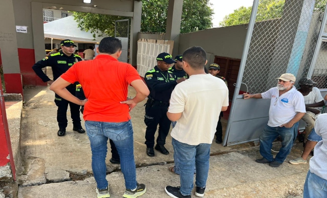 cuatro uniformados realizando  verificaci&oacute;n  a ciudadanos del municipio 