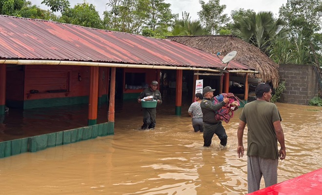 Vievienda inundada por desbordamiento del r&iacute;o