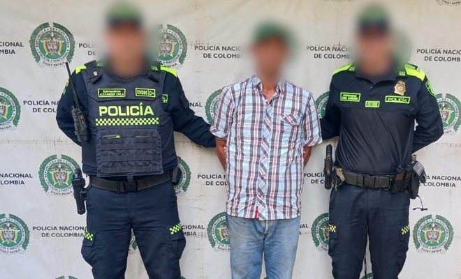 Dos funcionarios policiales y una persona capturada