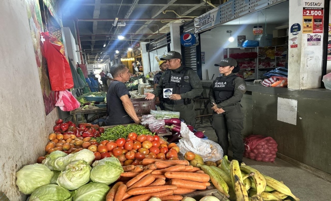 dos uniformados del GAULA  realizan campañas  de prevención en el mercadito 
