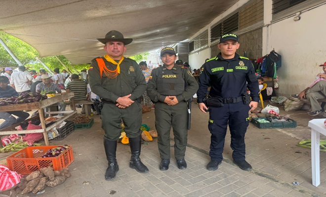 Polic&iacute;as en un mercado campesino
