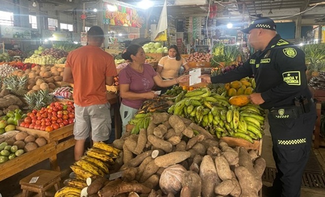 Un Polic&iacute;a con una ciudadana