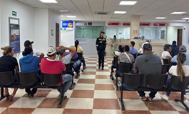 Policía brindando información a la comunidad
