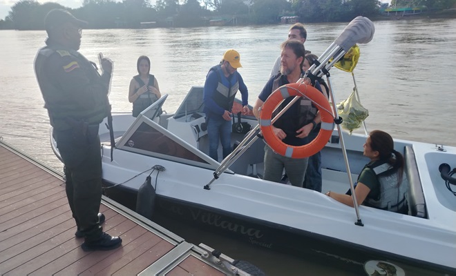 policias con turistas en el río sinú