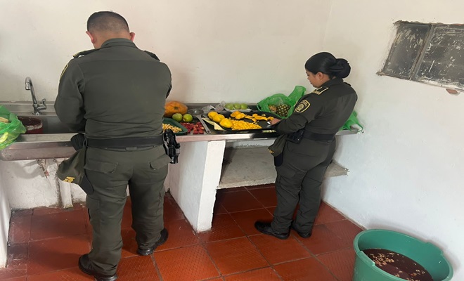 Preparando refrigerios para los niños.