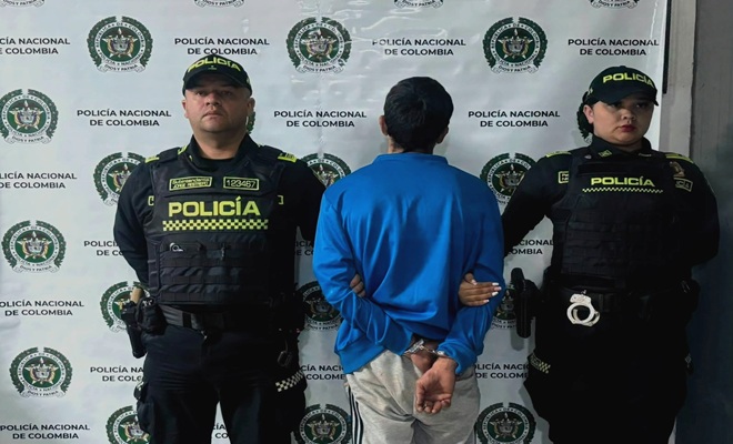 dos policías, un capturado 