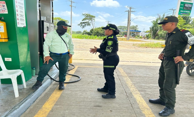 un policía brindando recomendaciones y un policía prestando seguridad 