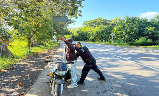 un policía realizando registro a un ciudadano 