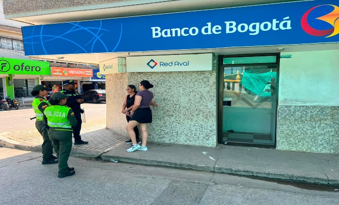 tres uniformados realizando campaña de sensibilización en el sector bancario  