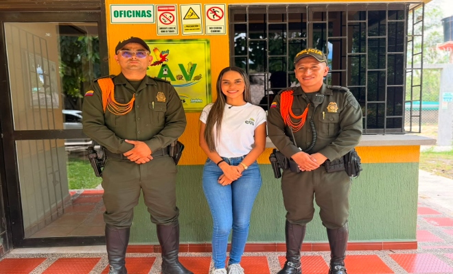 dos funcionarios de la policía nacional con una funcionaria de la CAV en la ciudad de Montería