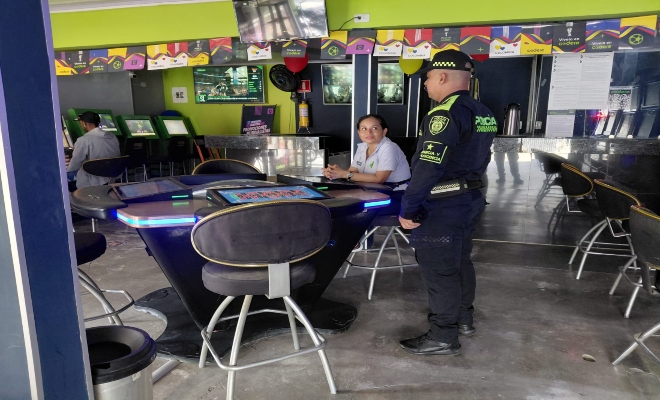 un policía brindando recomendaciones de seguridad a un ciudadano 