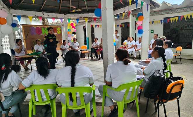 funcionaria policial brindando charla en jornada de prevención y capacitación dirigida al personal de talento humano y colaboradores del Centro de Desarrollo Infantil (CDI) “Vallecitos del Sinú”, 