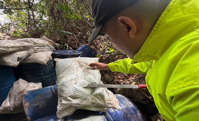 Polic&iacute;a de la SIJIN realizando pruebas de narc&oacute;ticos a una bolsa de color que en su interior contiene una sustancia de color blanco