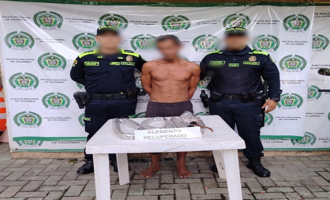 dos uniformados con un capturado por el delito de hurto
