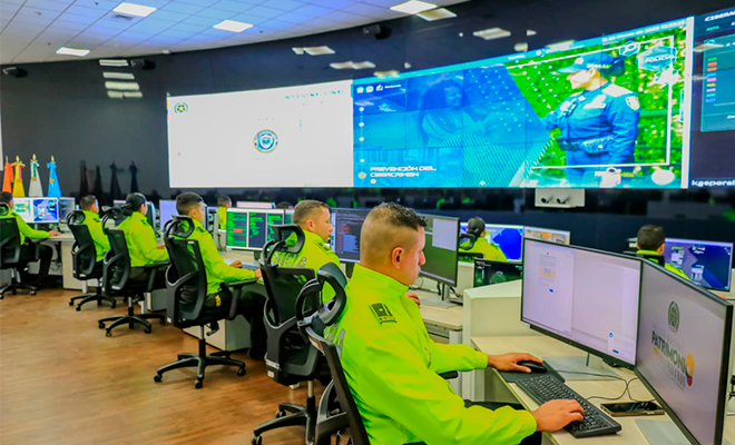 Personal del Centro Cibernético Policial realizando verificaciones en los entornos digitales.