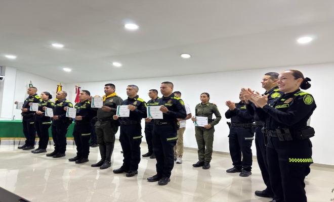 un perosnal unifomrados en ceremonia por reconocimiento institucional 