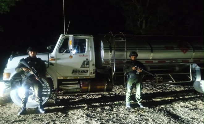 Dos policias, una carro tanque 