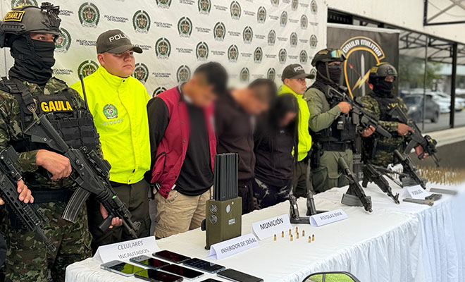 A los dos hombre y una mujer, se le hallaron tres fusiles, dos pistolas y equipos de comunicaci&oacute;n