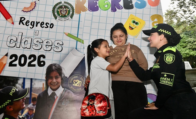 Policía de infancia con una menor en el regreso a clases, las acompaña la madre de la menor 