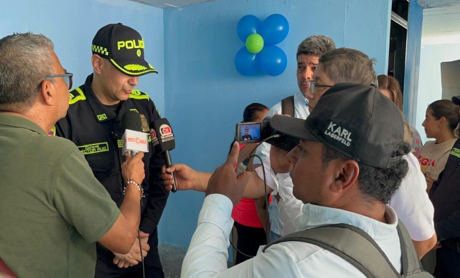 un señor oficial en rueda de prensa con medios locales de la ciudad de montería 