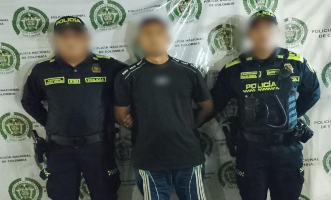 dos uiformados con una persona capturado por el delitode violaci&oacute;n de habitaci&oacute;n ajena, en hechos ocurridos en el barrio Nari&ntilde;o