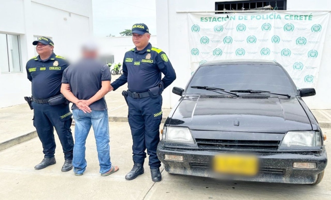 dos uniformados con un ciudadano capturado por el delito de receptaci&oacute;n  y un veh&iacute;culo recuperado
