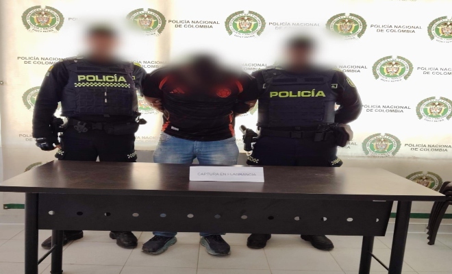 dos uniformados de la policía Nacional junto a un ciudadano capturado por el delito daño en bien ajeno