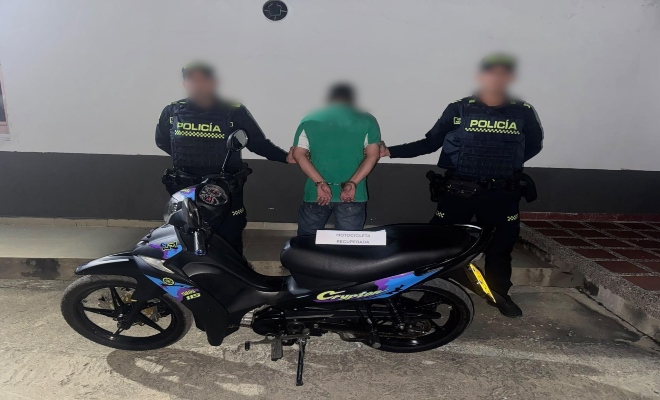 dos uniformados con un ciudadano capturado por el delito de receptaci&oacute;n 