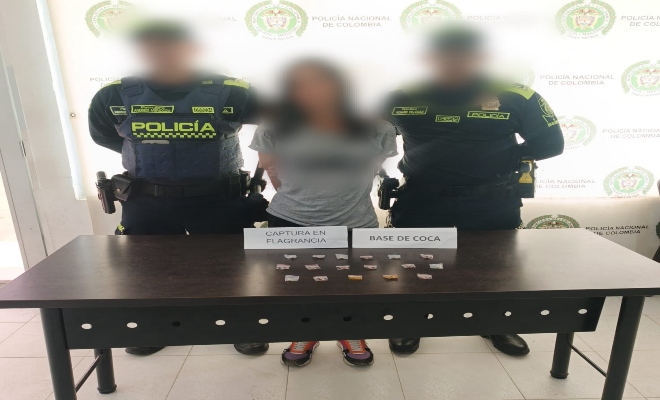 dos uniformados con una persona en calidad de capturada por el delito 