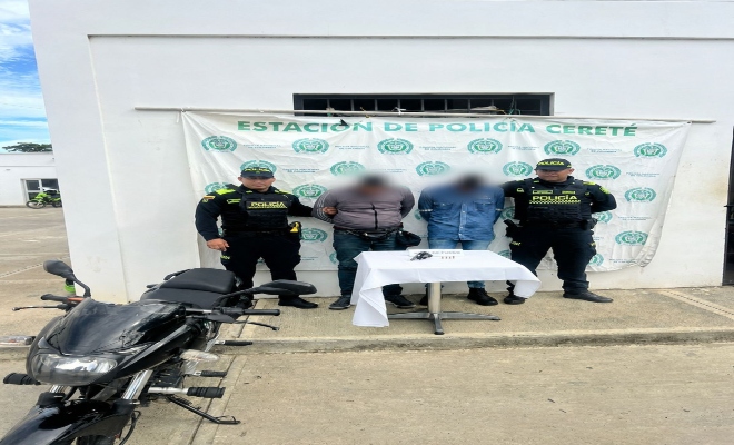 dos uniformados con dos ciudadanos capturados por el delito de fabricación, tráfico, porte o tenencia de armas de fuego, accesorios, partes o municiones