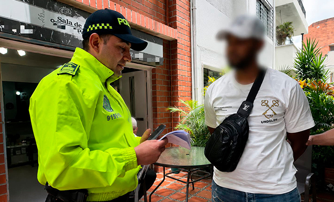 Funcionario de Policía Judicial le realiza la lectura de los derechos de capturado a ciudadano Neerlandés.