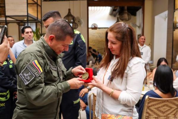 El Director General de la Policía Nacional de Colombia saluda a los integrantes del III Encuentro de la Comunidad Internacional de Agregados y Oficiales de Enlace Acreditados en Colombia (CINAC 2026), en un espacio que fortalece la cooperación internacional, el diálogo y las alianzas estratégicas en materia de seguridad.