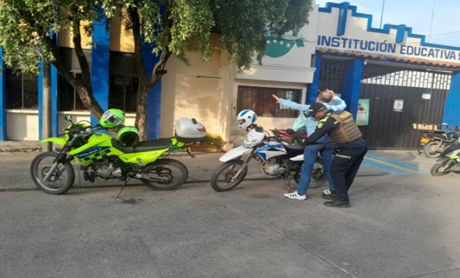 uniformados realizando controles frente al colegio Santa Rosa de Lima
