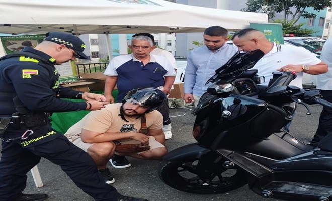 Policia enseña a un ciudadano a utilizar candado alarma 