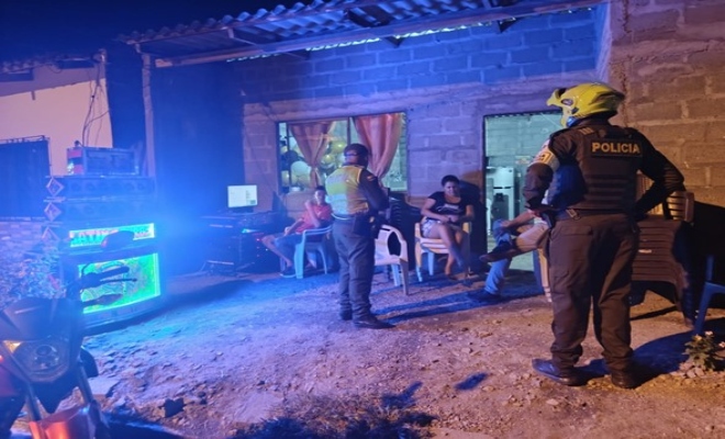 Uniformados realizando controles a establecimientos nocturnos