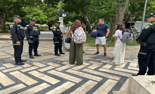 cuatro uniformados realizando campañas de seguridad propios y visitantes del la ciudad de montería