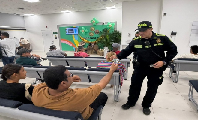 un policía suministrando abonado telefónico para cualquier situación