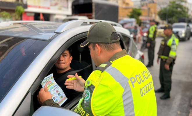 un uniformado de la seccional de transito y transporte de la ciudad de montería realiza charla de prevención con un ciudadano 