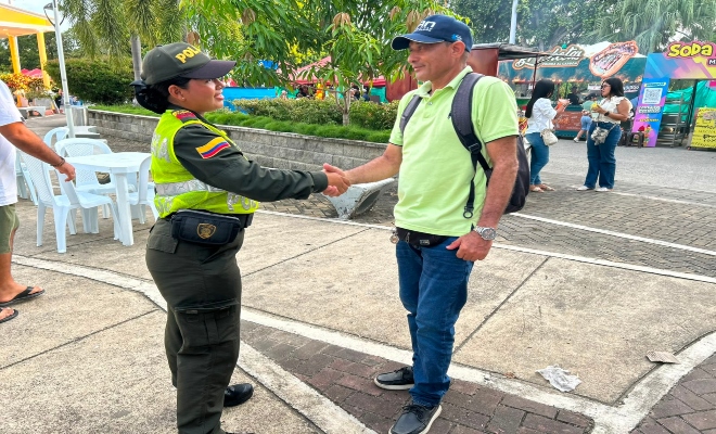 una funcionaria de la policía nacional saludando a un ciudadano en el municipio de cerete 