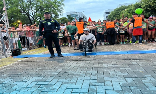 centenares de ciudadanos competidores en la media maratón ruta del jaguar y un uniformado de la policía nacional  