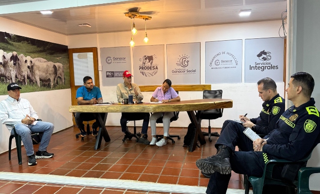 grupo de lideres en reunión junto con el señor comandante de la policía metropolitana de Montería 