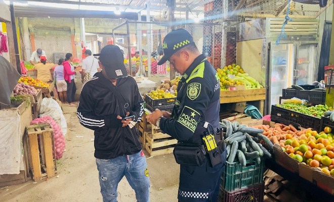 un un informado con un ciudadano en el mercado del sur en la ciudad de montería 