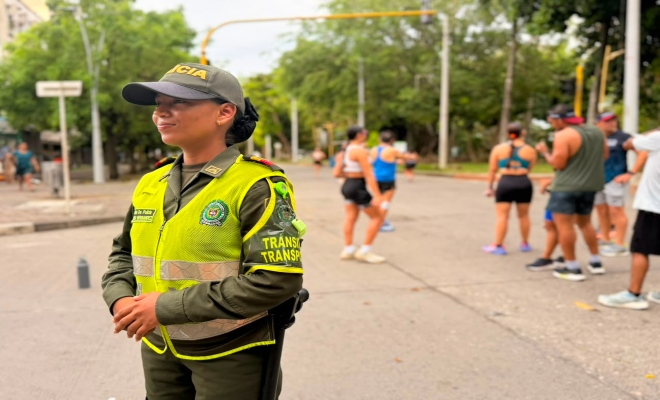 una uniformada de la policía nacional velando por la seguridad de propios y visitante en la ciudad de montería  