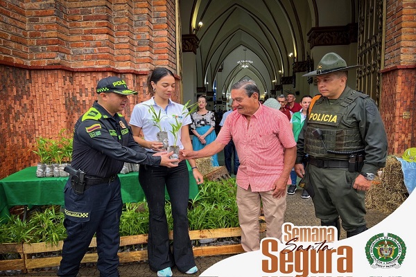 Señor Coronel Héctor Jairo Betancourt Rojas entregando planta a ciudadano en compañía de funcionario de carabineros y funcionario de la CAM